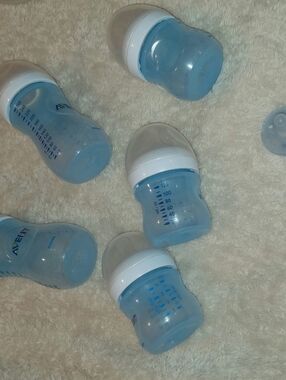 Avent bottles with lids and nipples (5)